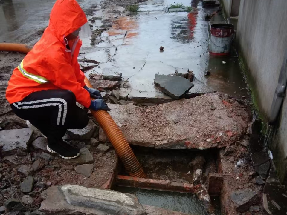 元宝山专业清理污水池 炜誉市政以规范流程守护城市 “肠道”